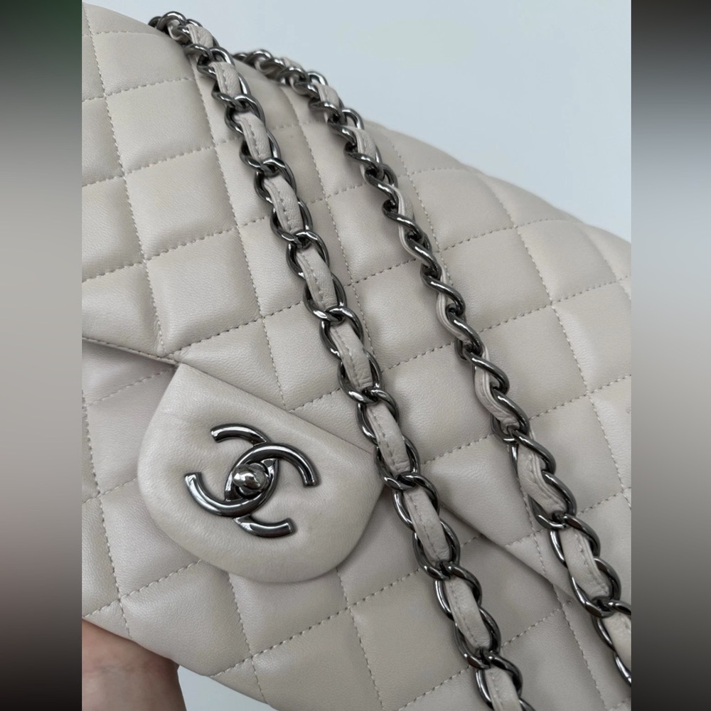 CHANEL Classic Jumbo Double Flap Bag – Ivory Quilted Lambskin - Picture 7 of 9